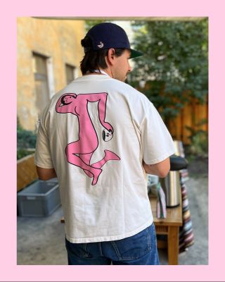 Hlásíme nový merch. Čistej předek… než ti ho pokřtí espresso shot a růžovej boss na zádech. ☕️ Proč ho už dávno nemáš na...