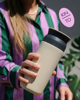 Kinto tumbler. 🍶 Drží teplo, i když venku padají rampouchy. Drží chlad, i když ti život hoří pod rukama. Nesmrdí po...